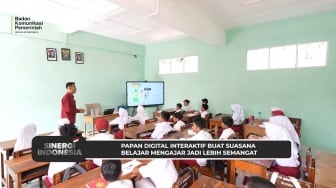 Guru di Bogor Ungkap Manfaat Papan Digital Interaktif: Murid Lebih Semangat dan Tidak Bolos Sekolah