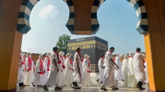 Jamaah calon haji melakukan tawaf saat mengikuti bimbingan manasik haji di Al Mahmudah Manasik Training Center, Tangerang Selatan, Banten, Sabtu (18/4/2026). [ANTARA FOTO/Putra M. Akbar/YU]