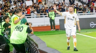 Pemain DRX World Legends, Alessandro Del Piero menyapa penonton usai pertandingan sepak bola Clash of Legends di Stadion Utama Gelora Bung Karno (SUGBK), Jakarta, Sabtu (18/4/2026). [Suara.com/Alfian Winanto]