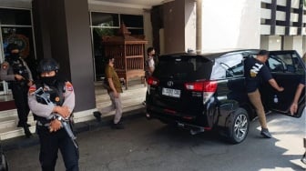 KPK 'Obrak-abrik' Surabaya dan Tulungagung: Jejak Panas Gatut Sunu dan Temuan Uang di Kantor Setda