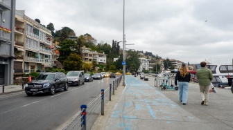 Wisatawan beraktivitas di kawasan Bebek Street, Istanbul, Turki, Kamis (16/4/2026). [Suara.com/Alfian Winanto]