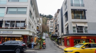 Suasana di kawasan Bebek Street, Istanbul, Turki, Kamis (16/4/2026). [Suara.com/Alfian Winanto]