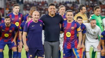 Pelatih DRX World Legends, Ronaldo Nazario bersama Pemain Barca Legends, Sergi Barjuan foto bersama sebelum pertandingan sepak bola Clash of Legends di Stadion Utama Gelora Bung Karno (SUGBK), Jakarta, Sabtu (18/4/2026). [Suara.com/Alfian Winanto]