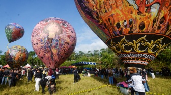 Pengunjung berada di dekat balon udara yang akan diterbangkan pada Festival Balon Udara Boyolali 2026 di lereng Gunung Merapi, Cluntang, Musuk, Boyolali, Jawa Tengah, Sabtu (18/4/2026). [ANTARA FOTO/Aloysius Jarot Nugroho/YU]