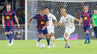 Pemain Barca Legends, Rivaldo membawa bola melewati pemain DRX World Legends saat pertandingan sepak bola Clash of Legends di Stadion Utama Gelora Bung Karno (SUGBK), Jakarta, Sabtu (18/4/2026). [Suara.com/Alfian Winanto]