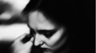 Perempuan Berambut Kuncir Dua yang Bersenandung di Bawah Pohon Sengon Buto