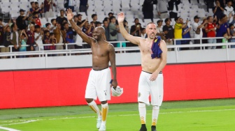Pemain DRX World Legends, Makelele dan Frank Ribery menyapa penonton usai pertandingan sepak bola Clash of Legends di Stadion Utama Gelora Bung Karno (SUGBK), Jakarta, Sabtu (18/4/2026). [Suara.com/Alfian Winanto]