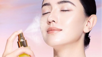 4 Face Mist Sunflower Oil, Rahasia Makeup Anti-Luntur dan Kulit Glowing