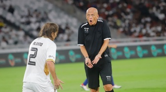 Pelatih DRX World Legends, Michel Salgado protes kepada wasit Pierluigi Collina saat pertandingan sepak bola Clash of Legends antara Barca Legends vs DRX World Legends di Stadion Utama Gelora Bung Karno (SUGBK), Jakarta, Sabtu (18/4/2026). [Suara.com/Alfian Winanto]