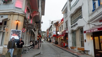 Wisatawan beraktivitas di kawasan Bebek Street, Istanbul, Turki, Kamis (16/4/2026). [Suara.com/Alfian Winanto]