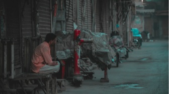 Paradoks Kemiskinan: Mengapa Biaya Hidup Orang Kecil Jauh Lebih Mahal?