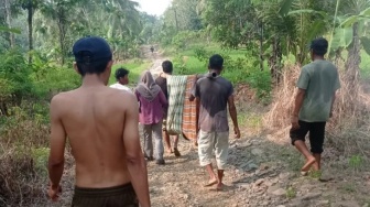 Luka Sesar Masih Basah, Ibu di Pandeglang Terpaksa Ditandu 1 Km Lewati Jalan Rusak Parah