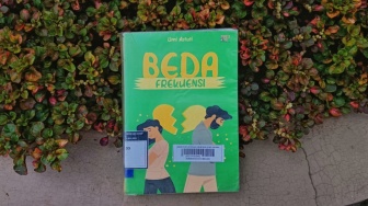 Beda Frekuensi: Ketika Cinta Tak Harus Selalu Sejalan