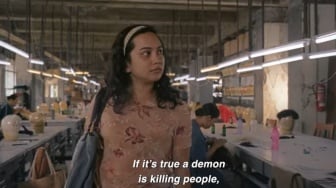 Sinopsis Monster Pabrik Rambut: Horor Tanpa Hantu Teror Rachel Amanda hingga Iqbaal Ramadhan