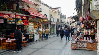 Wisatawan jalan-jalan di kawasan pasar Grand Bazaar, Istanbul Turki, Kamis (16/4/2026). [Suara.com/Iramdani]
