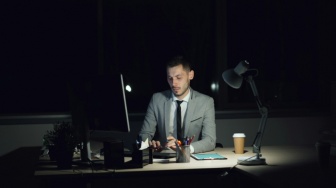 Kerja Pintar Bukan Kerja Rodi: Mengapa Pulang Tenggo Itu Profesional?