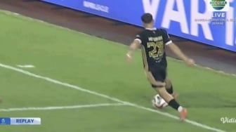 Gol Dewa United Dianggap Tak Sah Karena Keluar Lapangan? Fans Persib Soroti Wasit