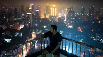 Mendengarkan Coldplay