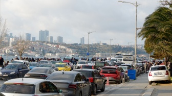 Wisatawan memadati Kawasan Uskudar, Istanbul, Turki, Sabtu (18/4/2026). [Suara.com/Iramdani]

