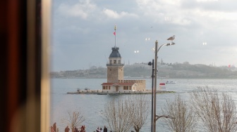 Pemandangan Maiden's Tower atau Kiz Kulesi di Kawasan Uskudar, Istanbul, Turki, Sabtu (18/4/2026). [Suara.com/Iramdani]
