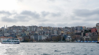 Wisatawan menjelajahi Kawasan Bosphorus di Istanbul, Turki, Kamis (16/4/2026). [Suara.com/Iramdani]
