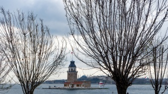 Pemandangan Maiden's Tower atau Kiz Kulesi di Kawasan Uskudar, Istanbul, Turki, Sabtu (18/4/2026). [Suara.com/Iramdani]
