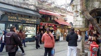 Wisatawan jalan-jalan di kawasan pasar Grand Bazaar, Istanbul Turki, Kamis (16/4/2026). [Suara.com/Iramdani]