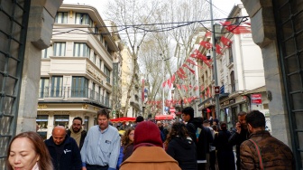 Wisatawan jalan-jalan di kawasan pasar Grand Bazaar, Istanbul Turki, Kamis (16/4/2026). [Suara.com/Iramdani]