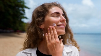 4 Tone Up Sunscreen dengan Cherry Blossom untuk Wajah Cerah Alami