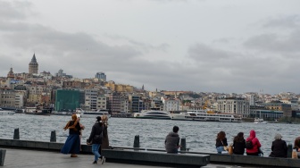 Wisatawan menjelajahi Kawasan Bosphorus di Istanbul, Turki, Kamis (16/4/2026). [Suara.com/Iramdani]