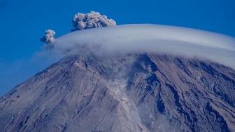 Asap vulkanis keluar dari kawah Gunung Semeru terlihat dari Desa Supiturang, Lumajang, Jawa Timur, Senin (20/4/2026). [ANTARA FOTO/Irfan Sumanjaya/kye]