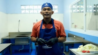 Dari Dapur MBG, Santri Yatim Ini Bisa Menopang Ekonomi Keluarga