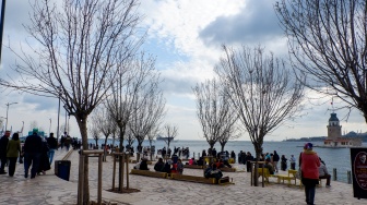 Wisatawan memadati Kawasan Uskudar, Istanbul, Turki, Sabtu (18/4/2026). [Suara.com/Iramdani]
