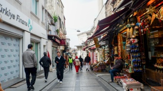 Wisatawan jalan-jalan di kawasan pasar Grand Bazaar, Istanbul Turki, Kamis (16/4/2026). [Suara.com/Iramdani]