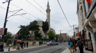 Wisatawan jalan-jalan di kawasan pasar Grand Bazaar, Istanbul Turki, Kamis (16/4/2026). [Suara.com/Iramdani]