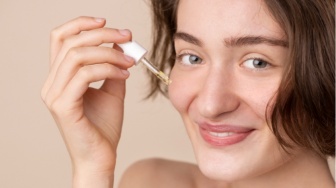 5 Serum Pencerah untuk Atasi Kulit Kusam dan Flek Hitam, Cuma Rp20 Ribuan!