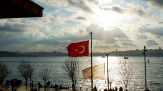 Wisatawan memadati Kawasan Uskudar, Istanbul, Turki, Sabtu (18/4/2026). [Suara.com/Iramdani]
