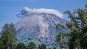 Asap vulkanis keluar dari kawah Gunung Semeru terlihat dari Desa Supiturang, Lumajang, Jawa Timur, Senin (20/4/2026). [ANTARA FOTO/Irfan Sumanjaya/kye]