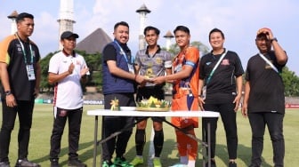 Semarak Dirgahayu ke-96 PSSI, Momen Kendal Tornado FC dan Deltras Gelar Potong Tumpeng