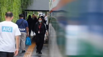 Warga berjalan di pedestrian yang menyempit dampak adanya pengerjaan revitalisasi Stasiun MRT Bundaran HI, Jakarta, Senin (20/4/2026). [Suara.com/Alfian Winanto]