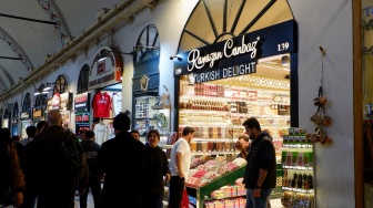 Wisatawan jalan-jalan di kawasan pasar Grand Bazaar, Istanbul Turki, Kamis (16/4/2026). [Suara.com/Iramdani]