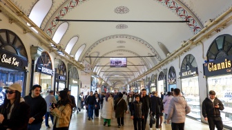 Wisatawan jalan-jalan di kawasan pasar Grand Bazaar, Istanbul Turki, Kamis (16/4/2026). [Suara.com/Iramdani]