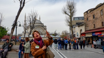 Wisatawan jalan-jalan di kawasan pasar Grand Bazaar, Istanbul Turki, Kamis (16/4/2026). [Suara.com/Iramdani]