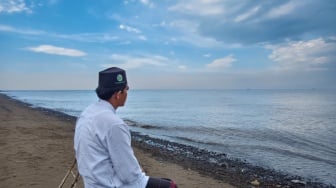 Menemukan Hening di Tiga Ruang: Antara Sujud, Ombak, dan Secangkir Kopi