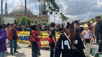 Pagar Kantor Gubernur Dipasang Kawat Berduri, Massa Aksi 21 April: Nggak Takut!