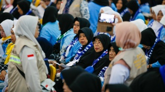 Sejumlah calon jamaah haji mulai memadati Embarkasi Haji Pondok Gede, Jakarta, Selasa (21/4/2026). [Suara.com/Alfian Winanto]

