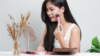 Samarkan Pori-pori Seketika! 5 Blur Powder Ini Bikin Wajah Flawless