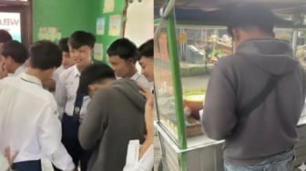 Viral! Momen Haru Perpisahan Siswa SMP di Sumedang, Terpaksa Putus Sekolah untuk Jualan Ayam Goreng