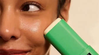 Praktis Re-apply! 4 Sunscreen Stick Camelia Paling Pas Buat Kulit Berminyak