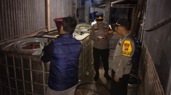 Gerebek Tengah Malam di Iringmulyo: Polisi Bongkar Gudang Minyak Cong Antarprovinsi di Metro